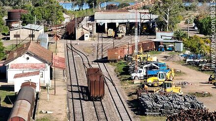 Vista aérea de la estación de trenes. Locomotoras a resguardo - Departamento de Tacuarembó - URUGUAY. Foto No. 80815