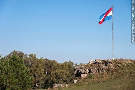 La bandera de Artigas flameando en lo alto del cerro Itatesay - Departamento de Tacuarembó - URUGUAY. Foto No. 80836