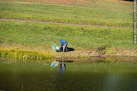Pescador en el primer lago - Departamento de Tacuarembó - URUGUAY. Foto No. 80846