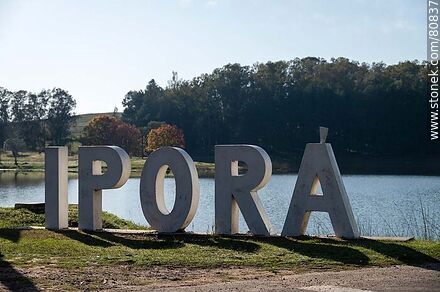 Letrero de Iporá con fondo del primer lago - Departamento de Tacuarembó - URUGUAY. Foto No. 80837