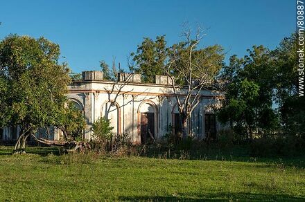 Antigua estancia abandonada frente a la estación de ferrocarril - Department of Salto - URUGUAY. Photo #80887