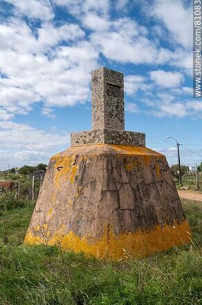 Landmark marking a boundary point between Artigas and Brazil. - Department of Rivera - URUGUAY. Photo #81083
