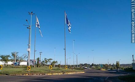 Banderas en la rotonda de la ruta 5 - Tacuarembo - URUGUAY. Photo #81113