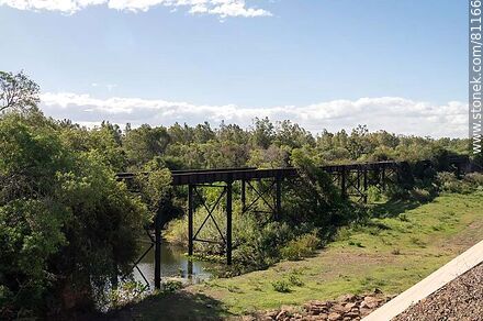 Puente ferroviario sobre el arroyo Tres Cruces - Departamento de Artigas - URUGUAY. Foto No. 81166