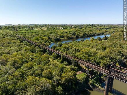 Vista aérea del antiguo puente ferroviario sobre el río Arapey Grande - Departamento de Salto - URUGUAY. Foto No. 81147