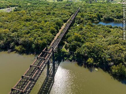 Vista aérea del antiguo puente ferroviario sobre el río Arapey Grande - Departamento de Salto - URUGUAY. Foto No. 81152