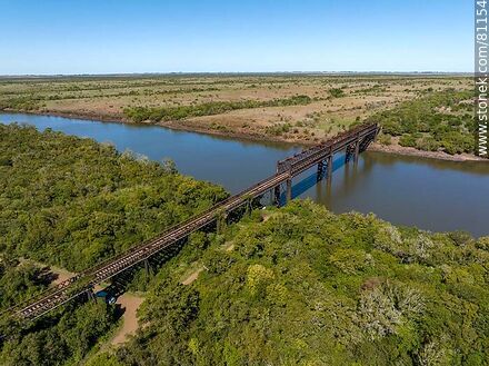 Vista aérea del antiguo puente ferroviario sobre el río Arapey Grande - Departamento de Salto - URUGUAY. Foto No. 81154