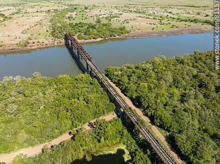 Vista aérea del antiguo puente ferroviario sobre el río Arapey Grande - Departamento de Salto - URUGUAY. Foto No. 81157