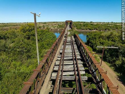 Vista aérea del antiguo puente ferroviario sobre el río Arapey Grande - Departamento de Salto - URUGUAY. Foto No. 81161