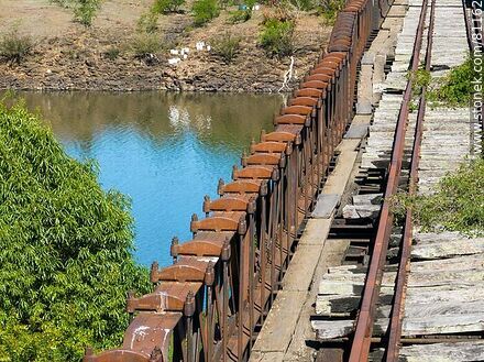 Vista aérea del antiguo puente ferroviario sobre el río Arapey Grande - Departamento de Salto - URUGUAY. Foto No. 81162