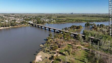 Aerial view of the bridge on Route 5 over the Negro river. Departmental boundary between Durazno and Tacuarembó - Tacuarembo - URUGUAY. Photo #81187