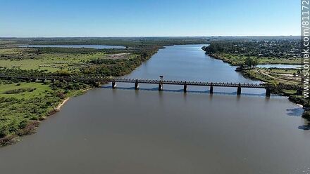 Vista aérea del puente ferroviario sobre el río Negro. Límite departamental entre Durazno y Tacuarembó - Departamento de Tacuarembó - URUGUAY. Foto No. 81172