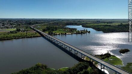 Vista aérea del puente del bypass sobre el río Negro. Límite departamental entre Durazno y Tacuarembó - Departamento de Tacuarembó - URUGUAY. Foto No. 81179