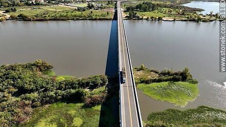 Vista aérea del puente del bypass sobre el río Negro. Límite departamental entre Durazno y Tacuarembó - Departamento de Tacuarembó - URUGUAY. Foto No. 81180