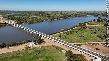Vista aérea del puente del bypass sobre el río Negro. Límite departamental entre Durazno y Tacuarembó - Departamento de Tacuarembó - URUGUAY. Foto No. 81182