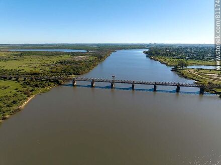 Aerial view of the railway bridge over the Negro river. Departmental boundary between Durazno and Tacuarembó - Tacuarembo - URUGUAY. Photo #81174