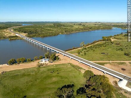 Aerial view of the bypass bridge over the Negro river. Departmental boundary between Durazno and Tacuarembó - Tacuarembo - URUGUAY. Photo #81185