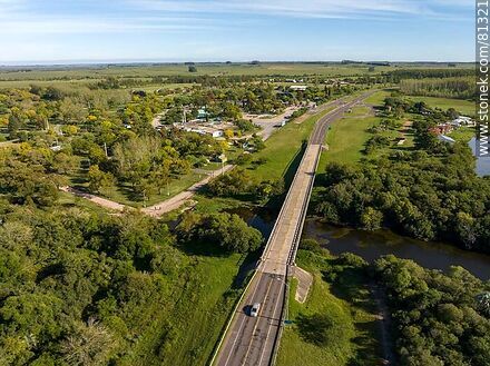 Vista aérea del puente en ruta 3 sobre el arroyo Guaviyú - Departamento de Paysandú - URUGUAY. Foto No. 81321