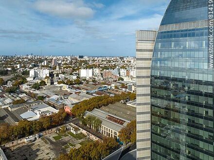 Vista aérea de pisos altos de la torre de Antel - Departamento de Montevideo - URUGUAY. Foto No. 81419