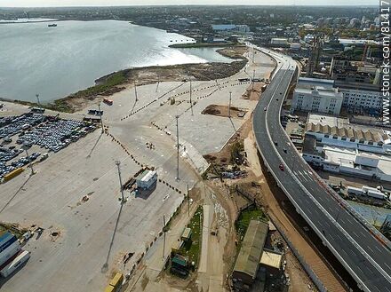 Vista aérea de una de las cabeceras del viaducto de la rambla portuaria - Departamento de Montevideo - URUGUAY. Foto No. 81417