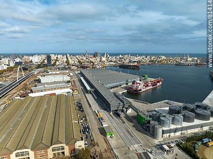 Vista aérea del muelle C y el de UPM - Departamento de Montevideo - URUGUAY. Foto No. 81414