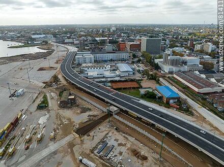 Vista aérea de una de las cabeceras del viaducto de la rambla portuaria - Departamento de Montevideo - URUGUAY. Foto No. 81411