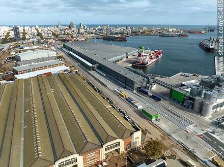 Vista aérea del muelle C y el de UPM - Departamento de Montevideo - URUGUAY. Foto No. 81405