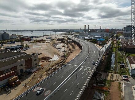 Vista aérea de un tramo del viaducto de la rambla portuaria - Departamento de Montevideo - URUGUAY. Foto No. 81401