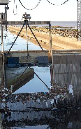 Filtros de basura del canal de desagüe detrás de Kibón - Departamento de Montevideo - URUGUAY. Foto No. 81780