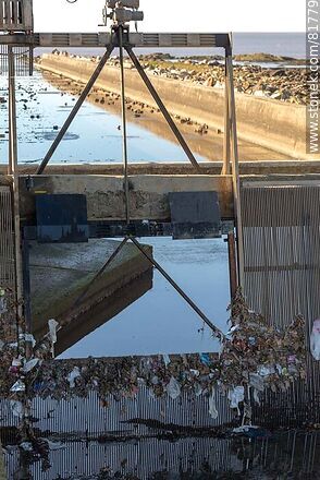 Filtros de basura del canal de desagüe detrás de Kibón - Departamento de Montevideo - URUGUAY. Foto No. 81779