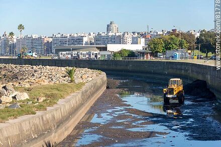 Mantenimiento del canal de desagüe - Departamento de Montevideo - URUGUAY. Foto No. 81778