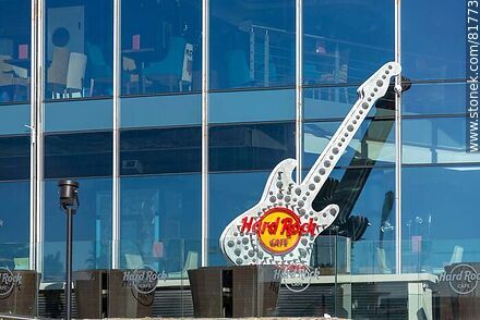 Hard Rock Cafe en la torre Forum - Departamento de Montevideo - URUGUAY. Foto No. 81773