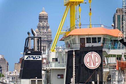 Barcos de la ANP con fondo el Palacio Salvo - Departamento de Montevideo - URUGUAY. Foto No. 81847