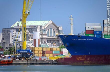 Cosco Shipping Volga, containers and Banco Republica in the background - Department of Montevideo - URUGUAY. Photo #81850