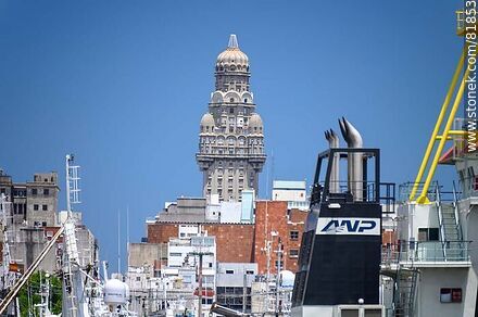 El palacio Salvo desde el puerto - Departamento de Montevideo - URUGUAY. Foto No. 81853