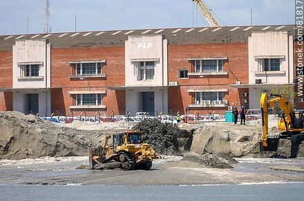 Machinery moving sand for backfilling of Pier C extension for UPM terminal, 2019. - Department of Montevideo - URUGUAY. Photo #81817