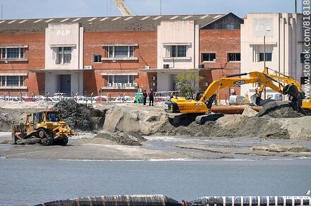 Machinery moving sand for backfilling of Pier C extension for UPM terminal, 2019. - Department of Montevideo - URUGUAY. Photo #81818