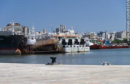 Barcos atracados en los muelles - Departamento de Montevideo - URUGUAY. Foto No. 81859
