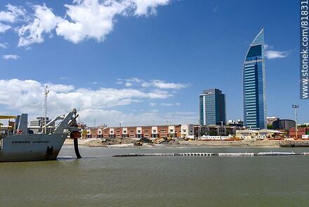 Draga Amerigo Vespucci rellenando con arena el área para la terminal de UPM. Aguada Park, torre Antel. 2019 - Departamento de Montevideo - URUGUAY. Foto No. 81831