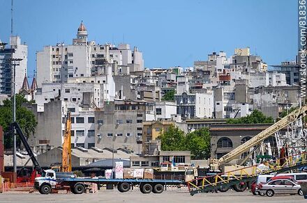Camión, grúas y edificios de la Ciudad Vieja - Departamento de Montevideo - URUGUAY. Foto No. 81836