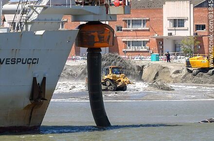 Dredge Amerigo Vespucci backfilling with sand the area for UPM terminal, 2019. - Department of Montevideo - URUGUAY. Photo #81845