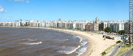 Vista aérea de la bahía de Pocitos y su playa - Departamento de Montevideo - URUGUAY. Foto No. 81911