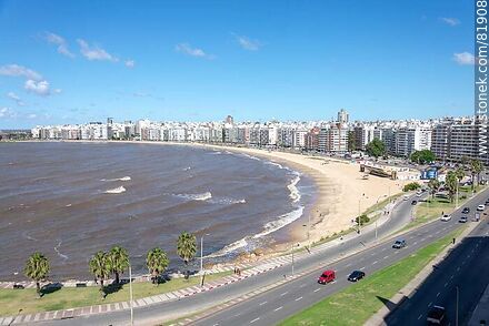 Vista aérea de la bahía de Pocitos y su playa - Departamento de Montevideo - URUGUAY. Foto No. 81908