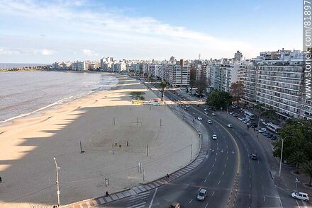 Rambla de Pocitos desde lo alto de un edificio - Departamento de Montevideo - URUGUAY. Foto No. 81897