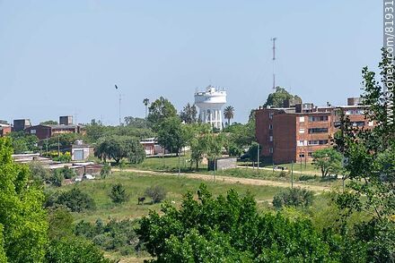 Edificio de apartamentos y la torre de OSE - Departamento de Colonia - URUGUAY. Foto No. 81931