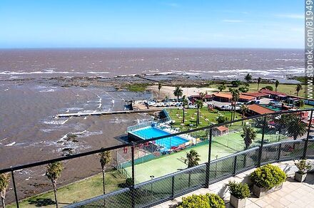 Vista aérea de la terraza de un pent-house y el club Nautilus - Departamento de Montevideo - URUGUAY. Foto No. 81949