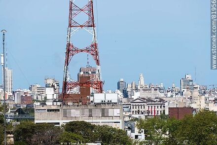 Antena y edificio municipal - Departamento de Montevideo - URUGUAY. Foto No. 81956