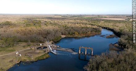 Vista aérea del río Santa Lucía frente a la planta de OSE - Departamento de Canelones - URUGUAY. Foto No. 81982