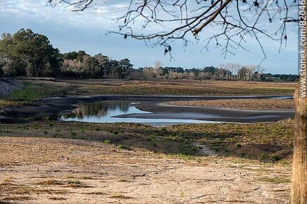 The nearly dry reservoir of Canelón Grande Creek during the drought of 2023. People strolling where the water normally is - Department of Canelones - URUGUAY. Photo #82046