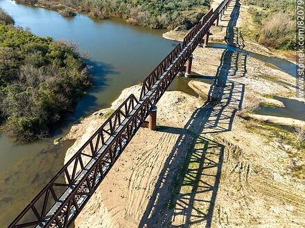 Vista aérea del puente ferroviario reciclado sobre el río Santa Lucía, límite departamental entre Canelones y Florida. Sequía de 2023 - Departamento de Florida - URUGUAY. Foto No. 82079